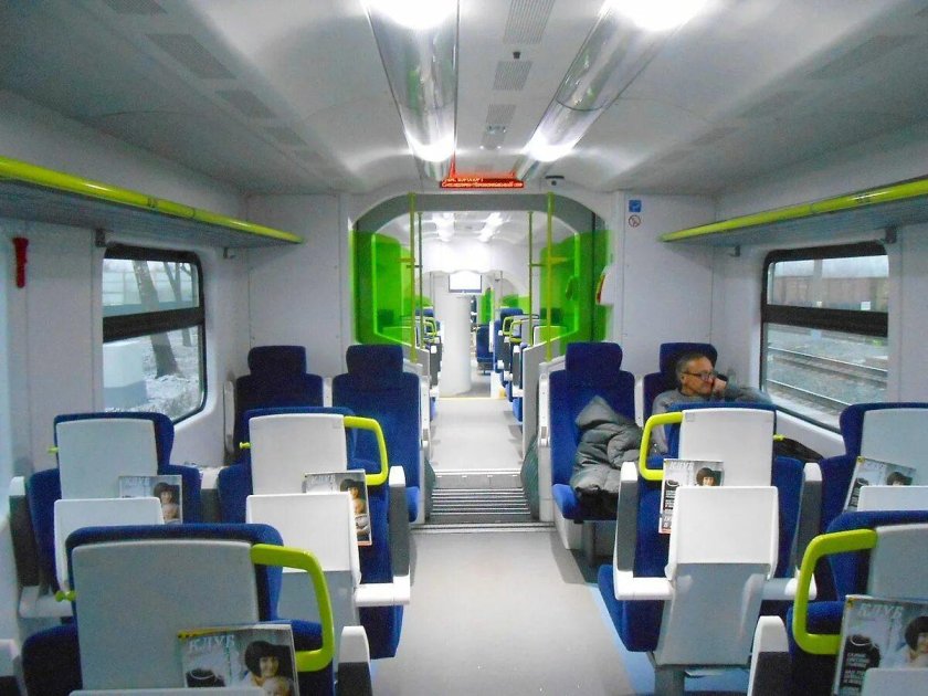 Штадлер поезд салон