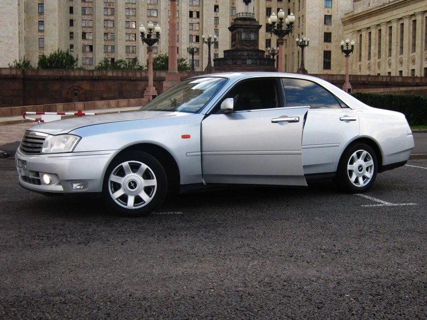 Nissan Gloria 2000