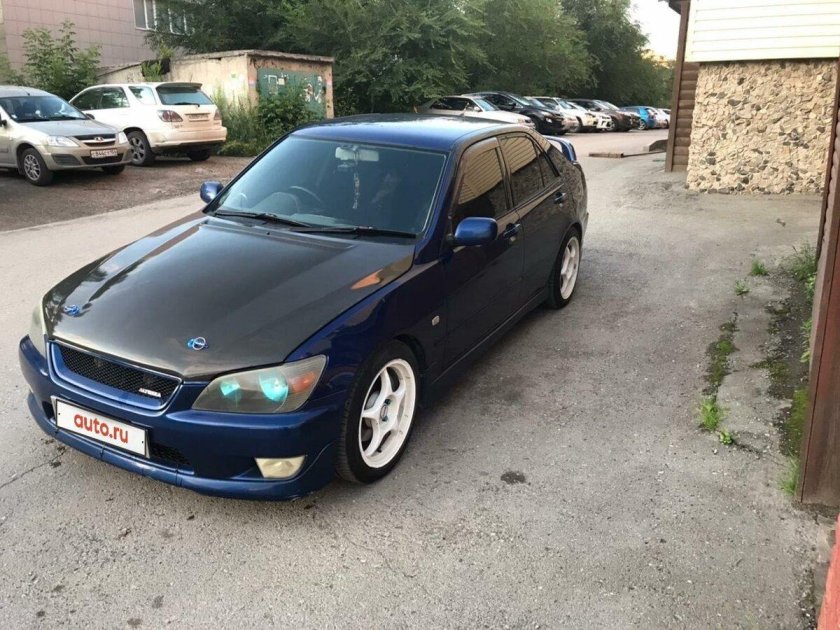 Тойота Альтеза седан синия