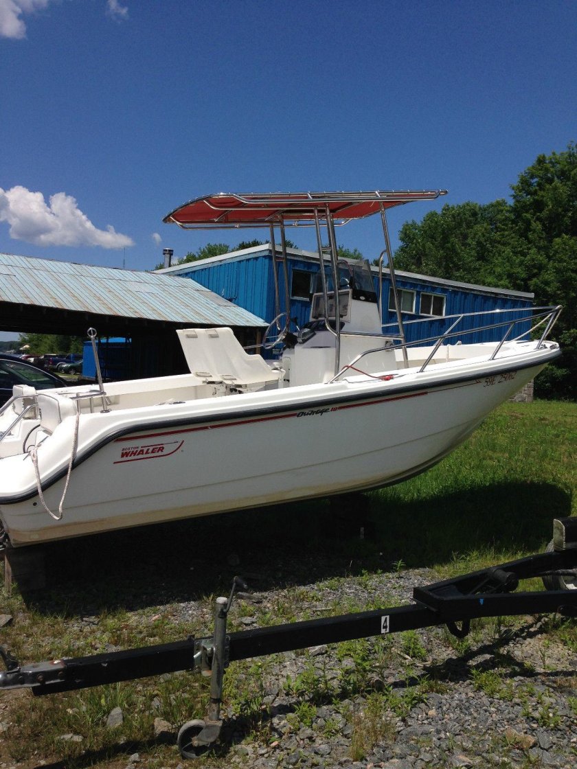 Boston whaler катер