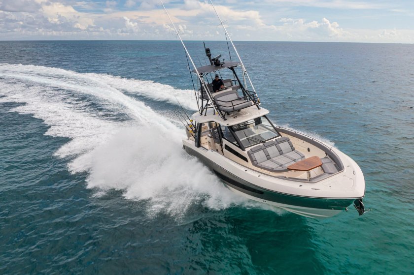 Рыбацкий катер Boston Whaler Outrage 18