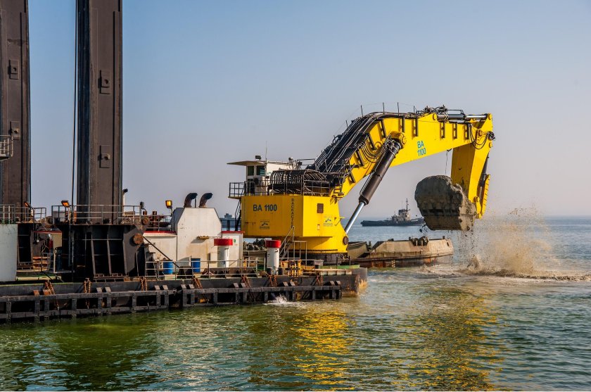 Одночерпаковый штанговый земснаряд