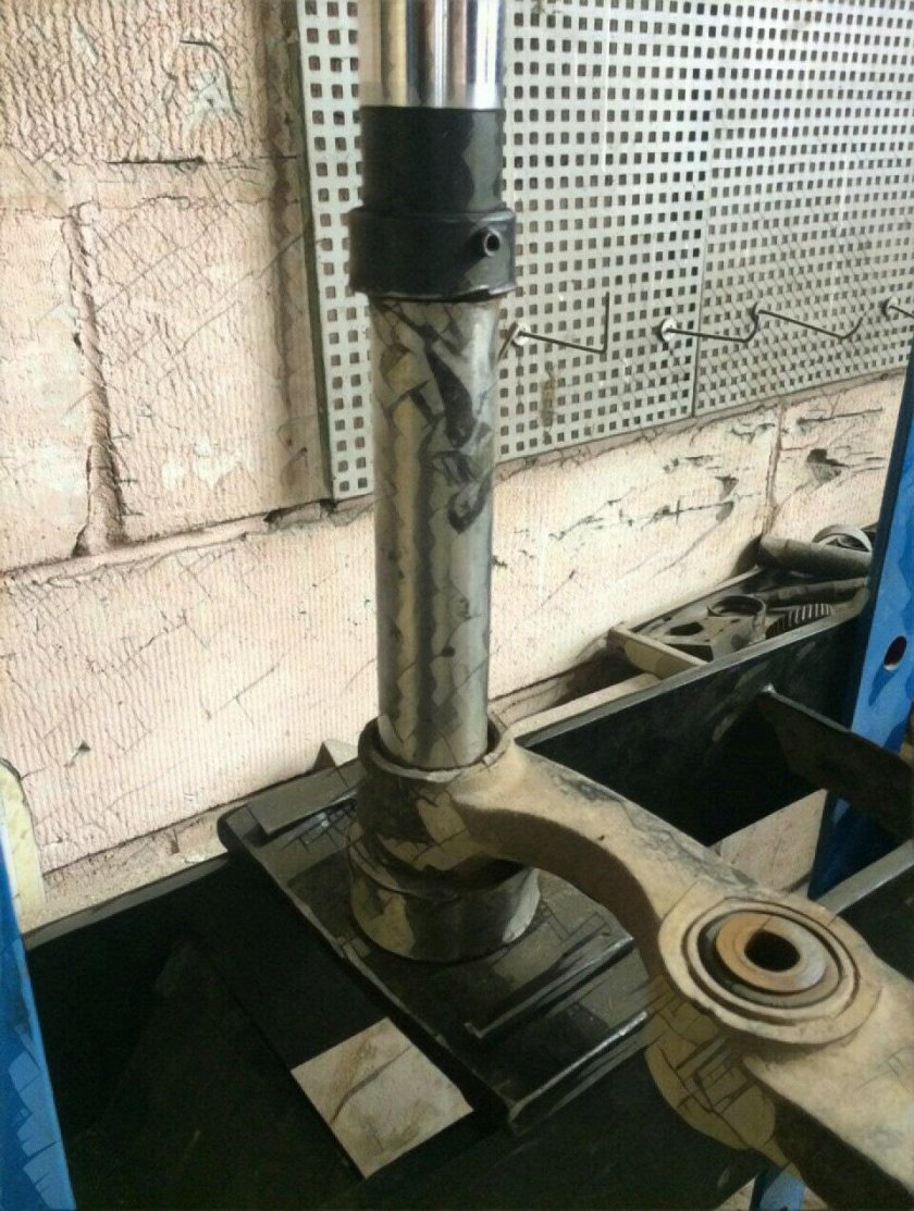 Замена сайлентблоков передних рычагов