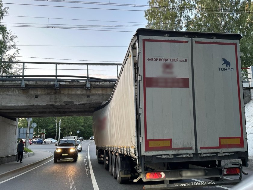 Грузовик на мосту