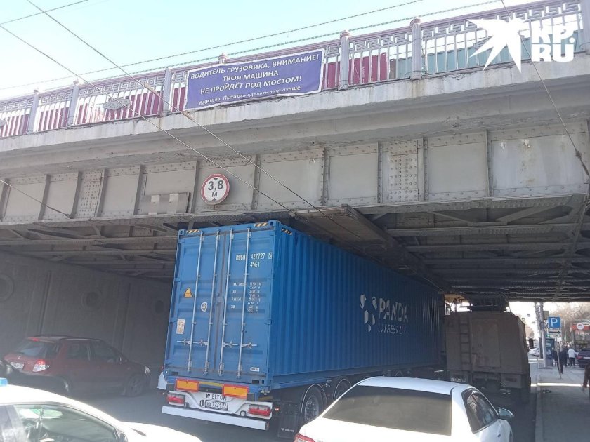 Под мостами