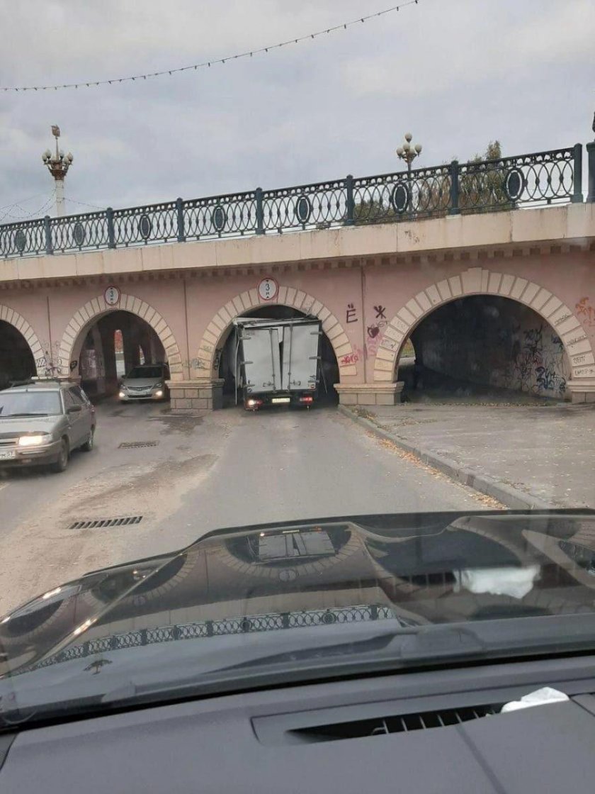 Газель застряла под мостом