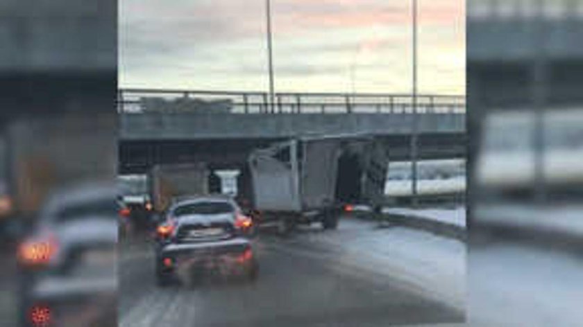 Газель застряла под мостом