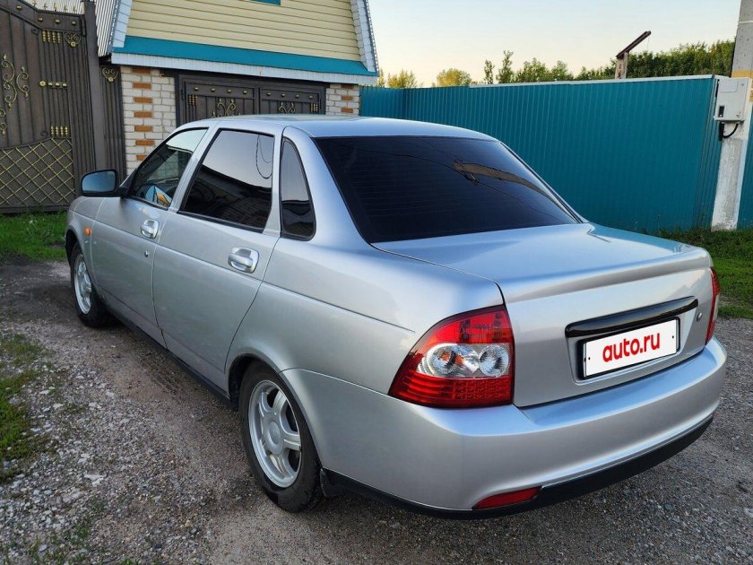 Лада приора седан серебристая
