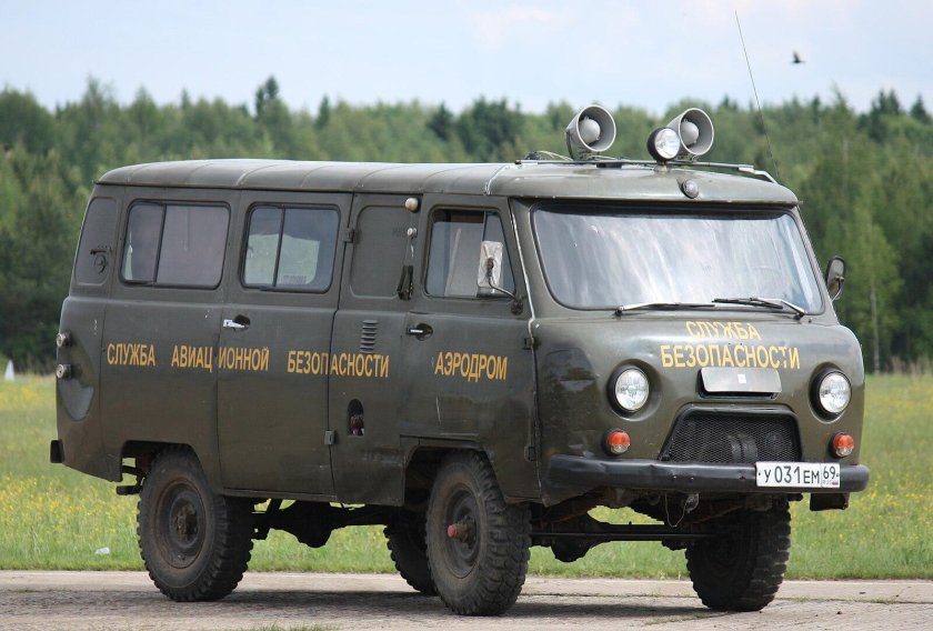 Машина УАЗ 452