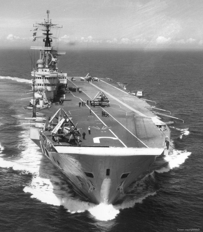 Авианосец HMS Eagle