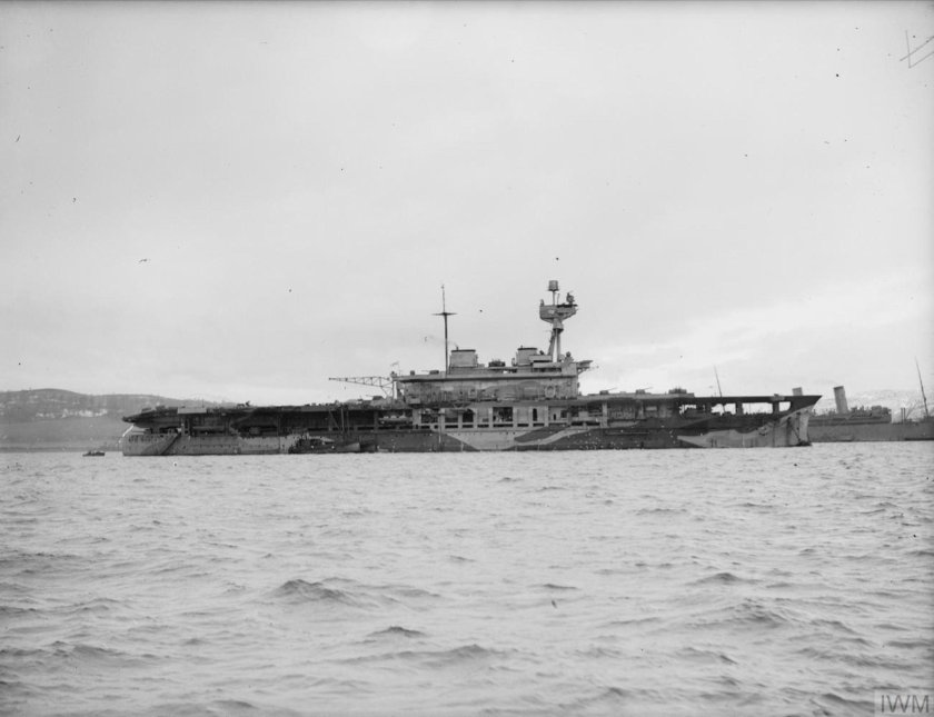 Авианосец HMS Eagle