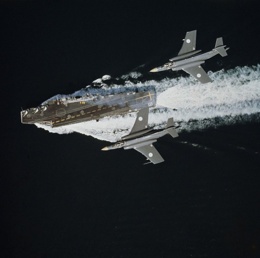 Авианосец HMS Eagle