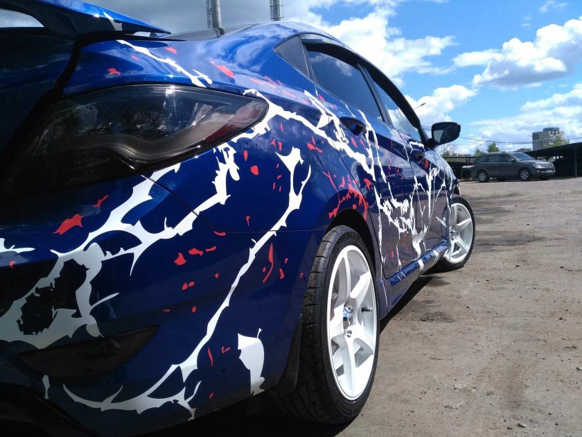 Машина в брызгах краски