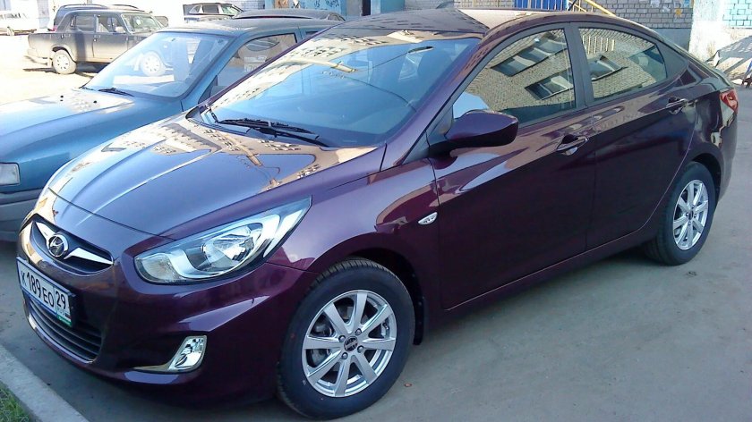 Фиолетовый Хендай Солярис 2012 год