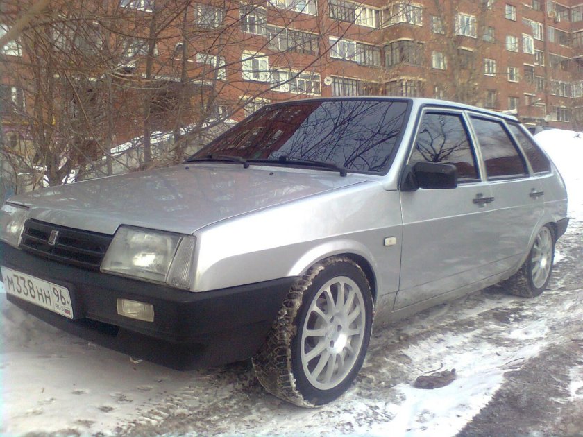 ВАЗ 2109 серебристая тонированная