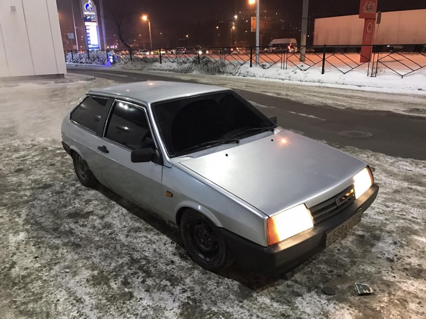 ВАЗ 2109 серебристая тонированная