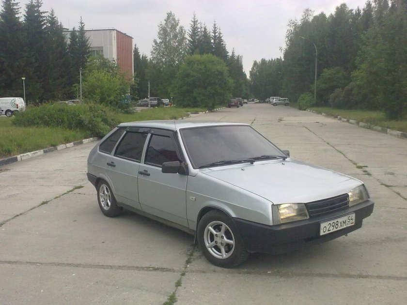 ВАЗ 2109 серебристая тонированная