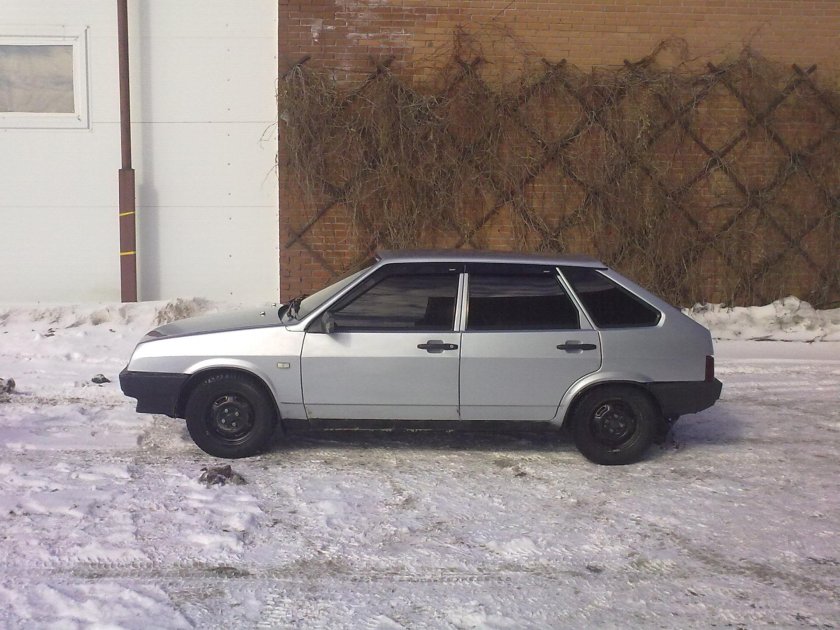 ВАЗ 2109 серебристая тонированная