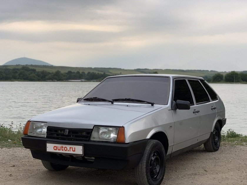 ВАЗ 2109 серебристая тонированная