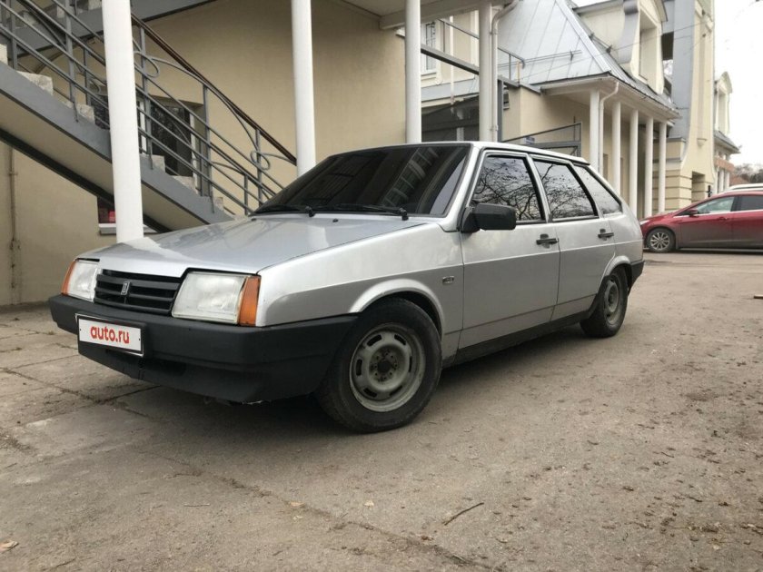 ВАЗ 2109 серебристая