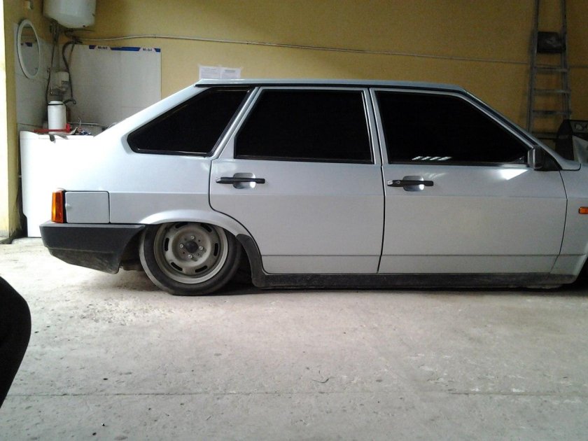 Заниженная ВАЗ 2109 серебристая