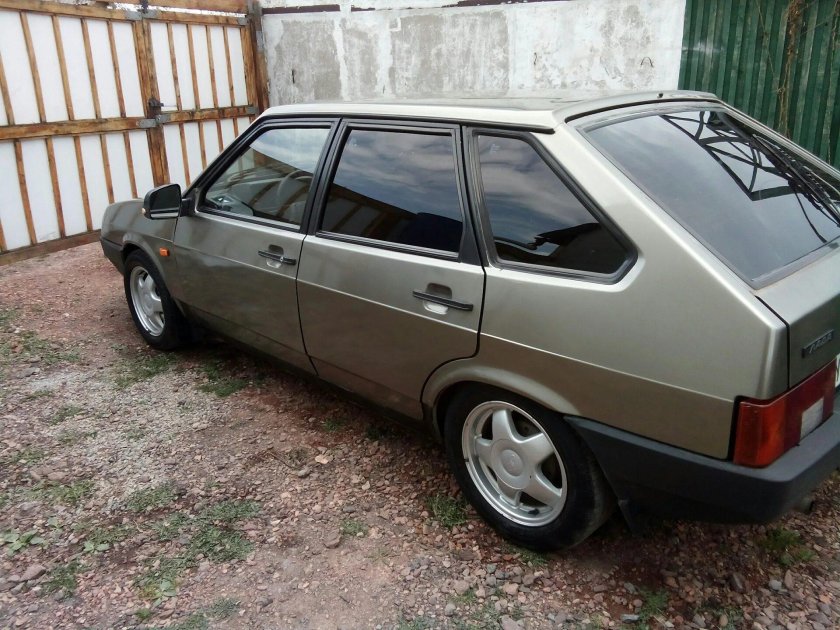 Бежевая девятка