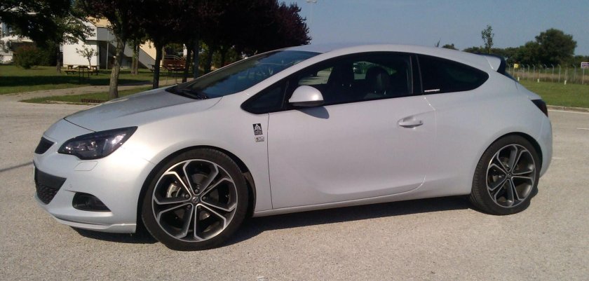 Opel Astra к 1,4 турбо сбоку