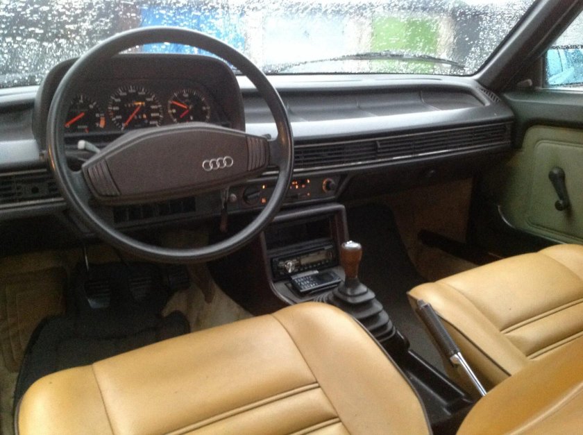 Audi 100 c2 Interior