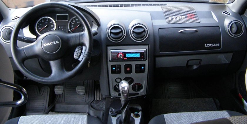 Рено Логан 1 поколения Рестайлинг салон