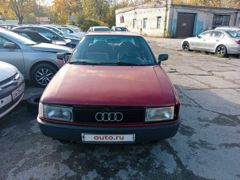 Красная ауди 80