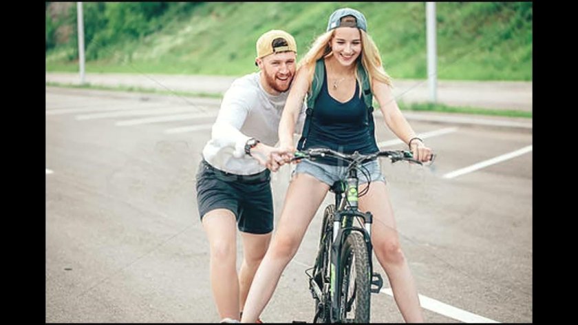 Ребята катаются на велосипедах