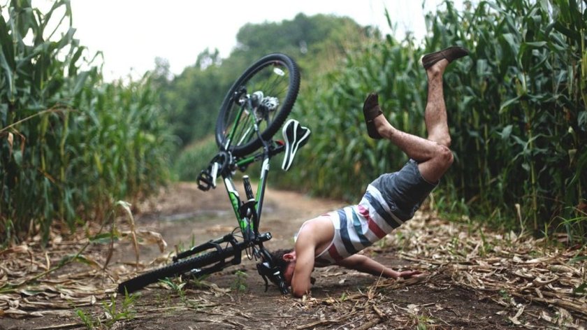 Человек падает с велосипеда