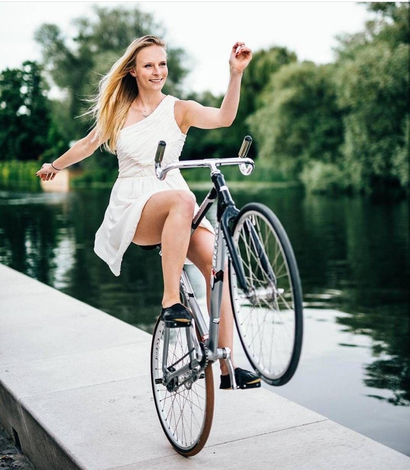 Женщина на велосипеде