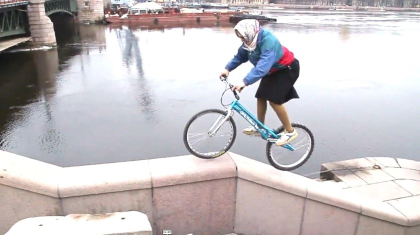 Бабушка на велосипеде