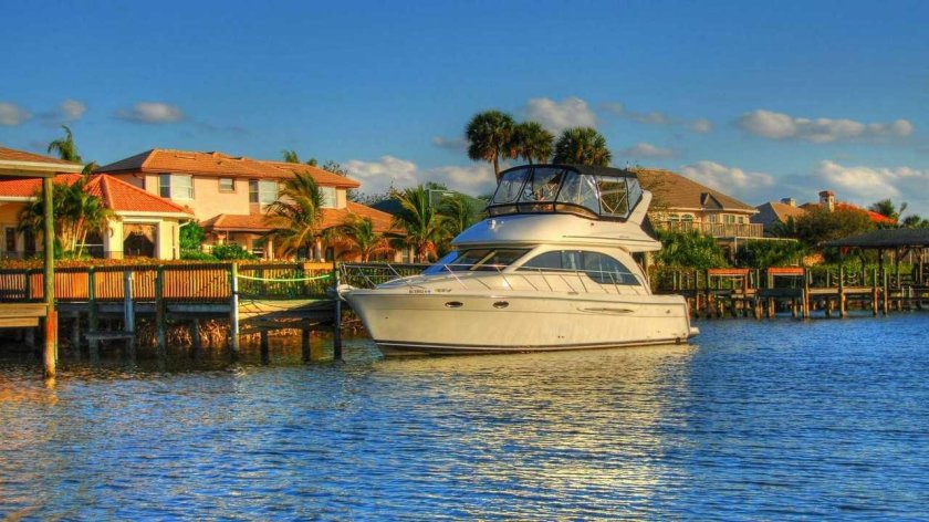 Вилла с яхтой