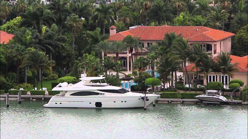 Яхты у домов Майами