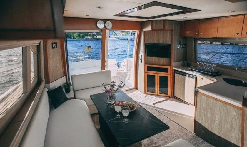 Яхта Majesty 48