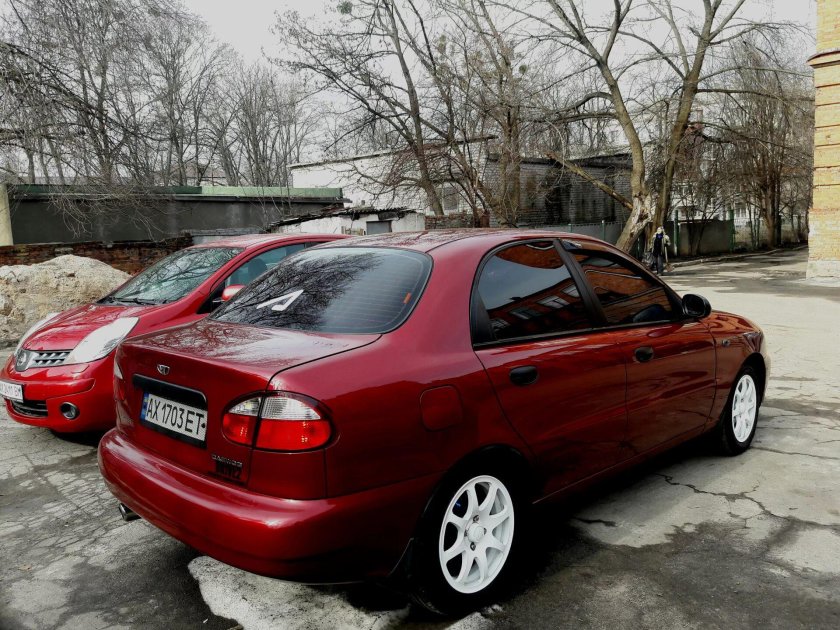 Chevrolet lanos красный