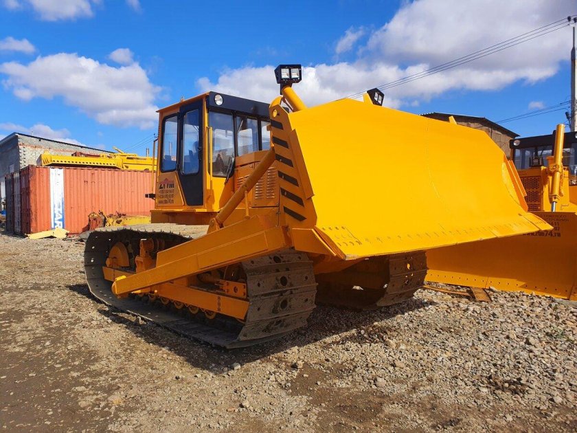 Трактор с бульдозерным оборудованием б10мб.0121в4