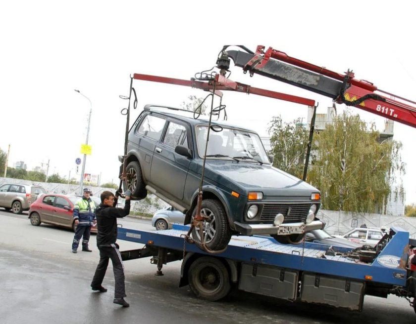 Машина на эвакуаторе