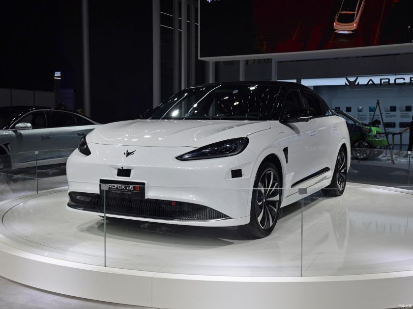 Arcfox электромобиль