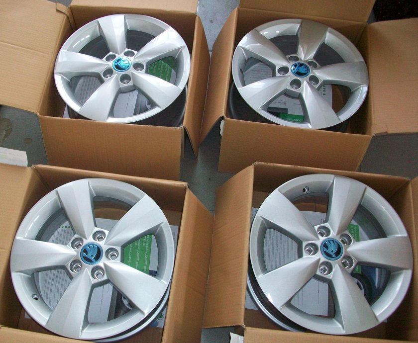 Литые диски на Шкода Рапид r15