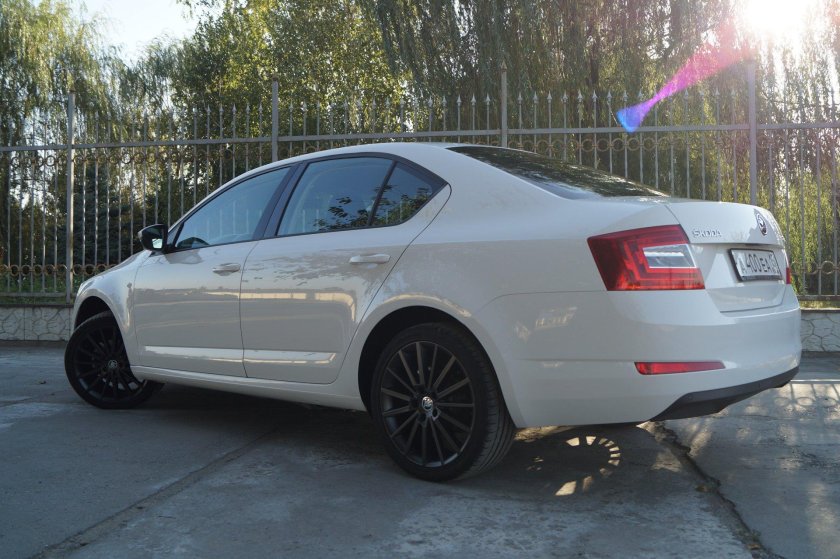 Skoda Octavia a7 белая r17