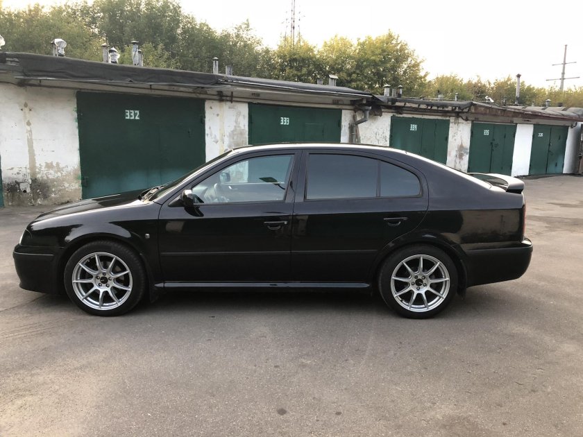Черная Skoda Octavia Tour диски r18