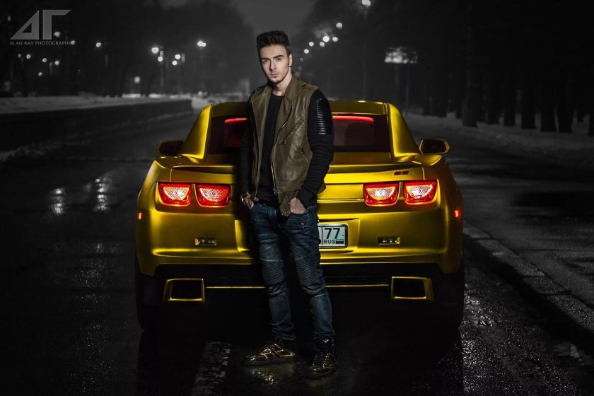 Парень возле машины