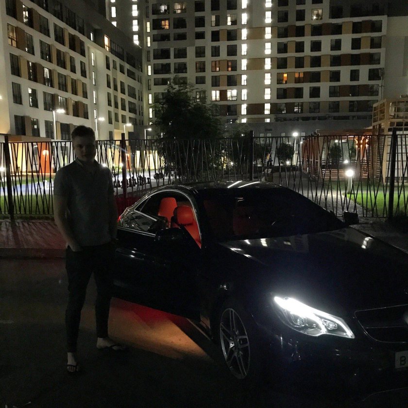 Пацан возле машины