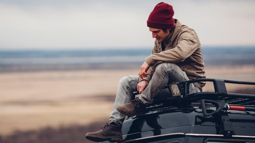 Человек на крыше машины