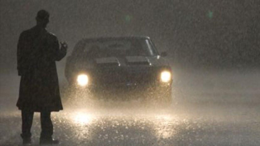 Машина едет ночью