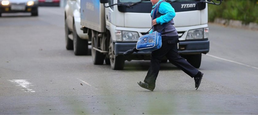 Школьники перебегают дорогу