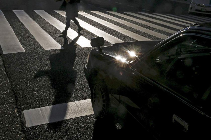 Пешеход ночью на дороге